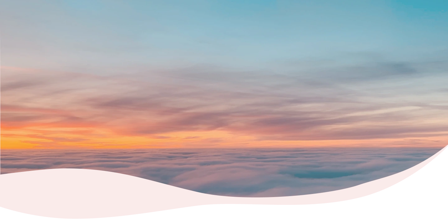 Ein atemberaubender Blick auf eine Wolkendecke von oben während des Sonnenuntergangs, mit warmen rosa und orangefarbenen Tönen, die den Himmel erleuchten. Das Bild hat rechts einen sichtbaren Fehler, der einen Teil des Bildes fehlen lässt und durch eine große, unregelmäßige, solide farbene Fläche ersetzt ist.